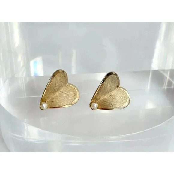 Vintage Gold Toned Heart Shaped Textured Cultured Pearl Screw MCM Stud Earrings - Picture 5 of 6